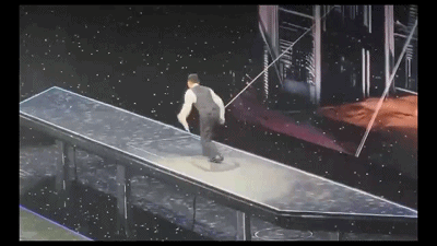 当时,他向歌迷承诺,会保护好自己,修改"滑跪"动作,变成了小步跑.