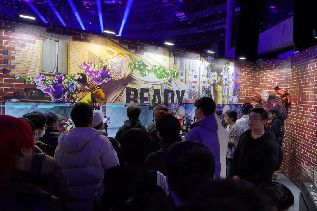 現(xiàn)場排隊試玩的人不少