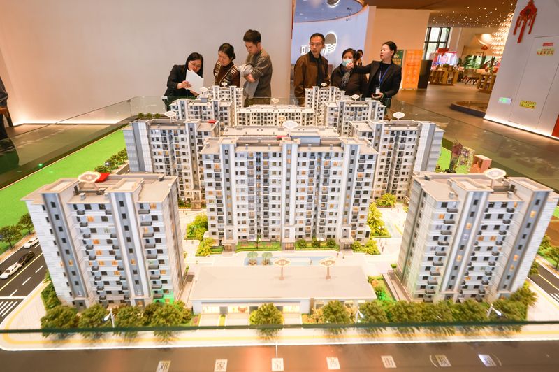 2024年10月6日,北京市某商品房售楼处内,大家诓骗国庆假期看房选房。图/IC photo