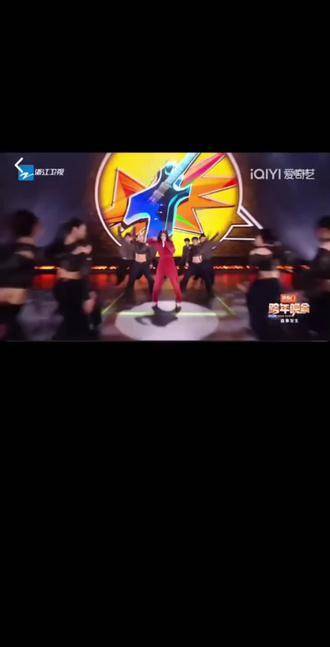 张姐穿上红色衣服在舞台上又唱又跳,真是美出高级感!_新浪新闻