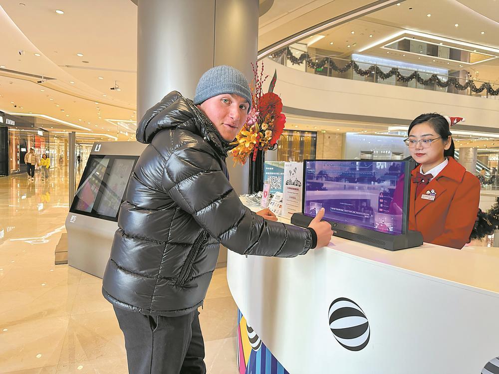 AI智能翻译屏为境外人士提供更为便捷的服务。