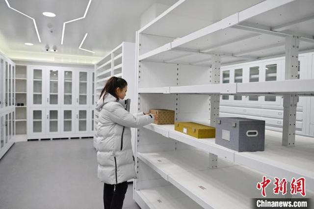 工作人员正在查看用来测试的文物情况。张瑶 摄