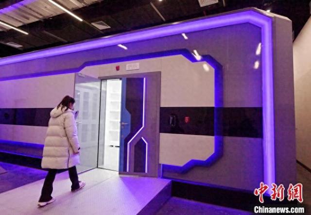 工作人员正在进入智能文物方舱，查看准备工作情况。张瑶 摄