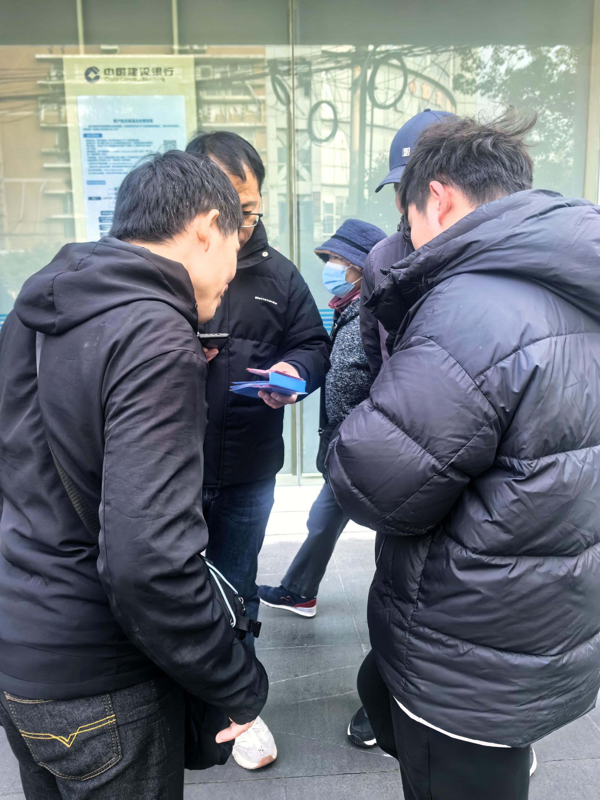 银行门口的“钞币”二手来往,期间周报记者摄。