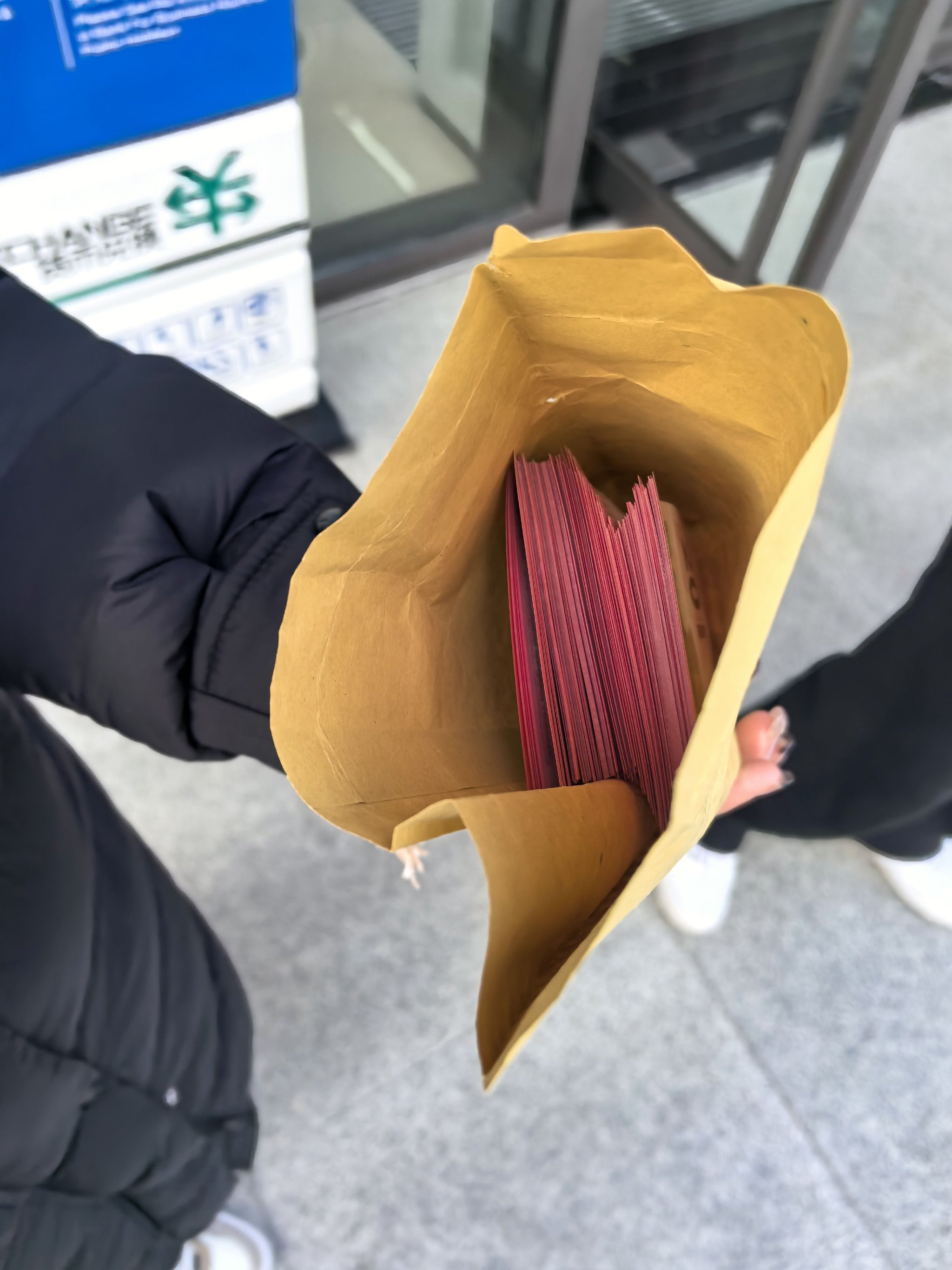 王先生一小时内收到的“蛇钞”,期间周报摄。