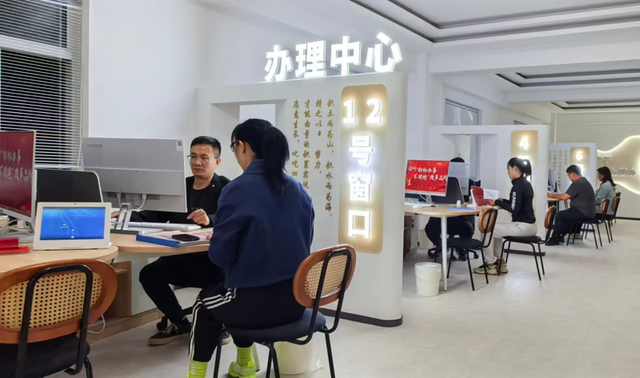 群众在民生综合服务厅办理事项。肥乡区委宣传部供图