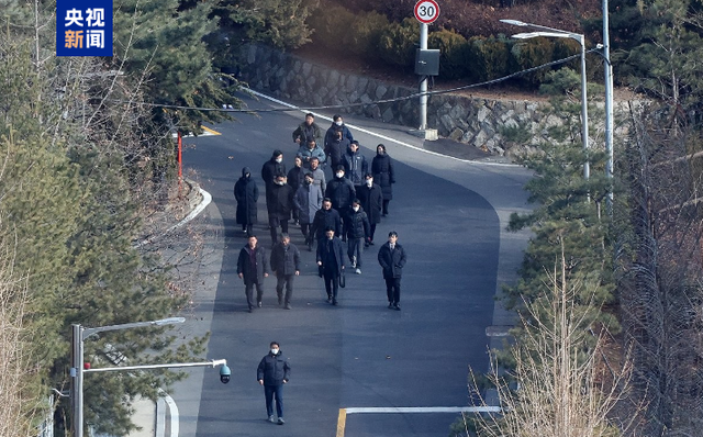 △1月3日中午,韩国公斡旋与总统警卫处对峙超5小时后离开