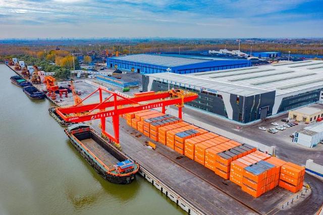 大运河边，京杭智慧新钢项目一期共享加工中心已建成投用。