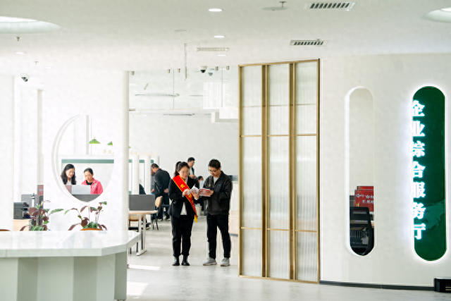 肥乡区政务服务中心企业综合服务厅。肥乡区委宣传部供图