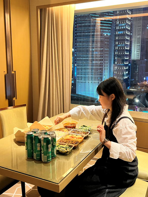 南宫惠智和朋友们在国金汇酒店公寓吃宵夜  图片来源：受访者提供