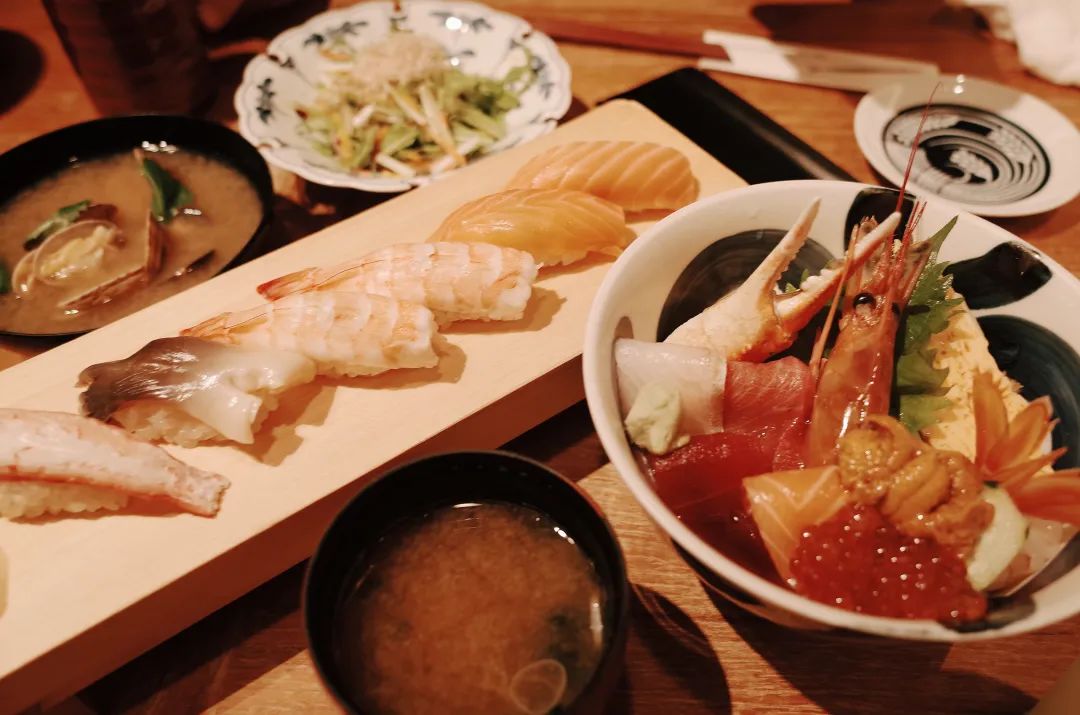 刺身是最具代表性日本料理之一，很多游客都会去打卡。图 / 奥利摄