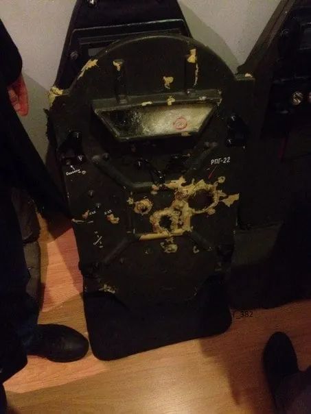 这面盾牌挡过一枚因射程太短未能引爆的火箭弹