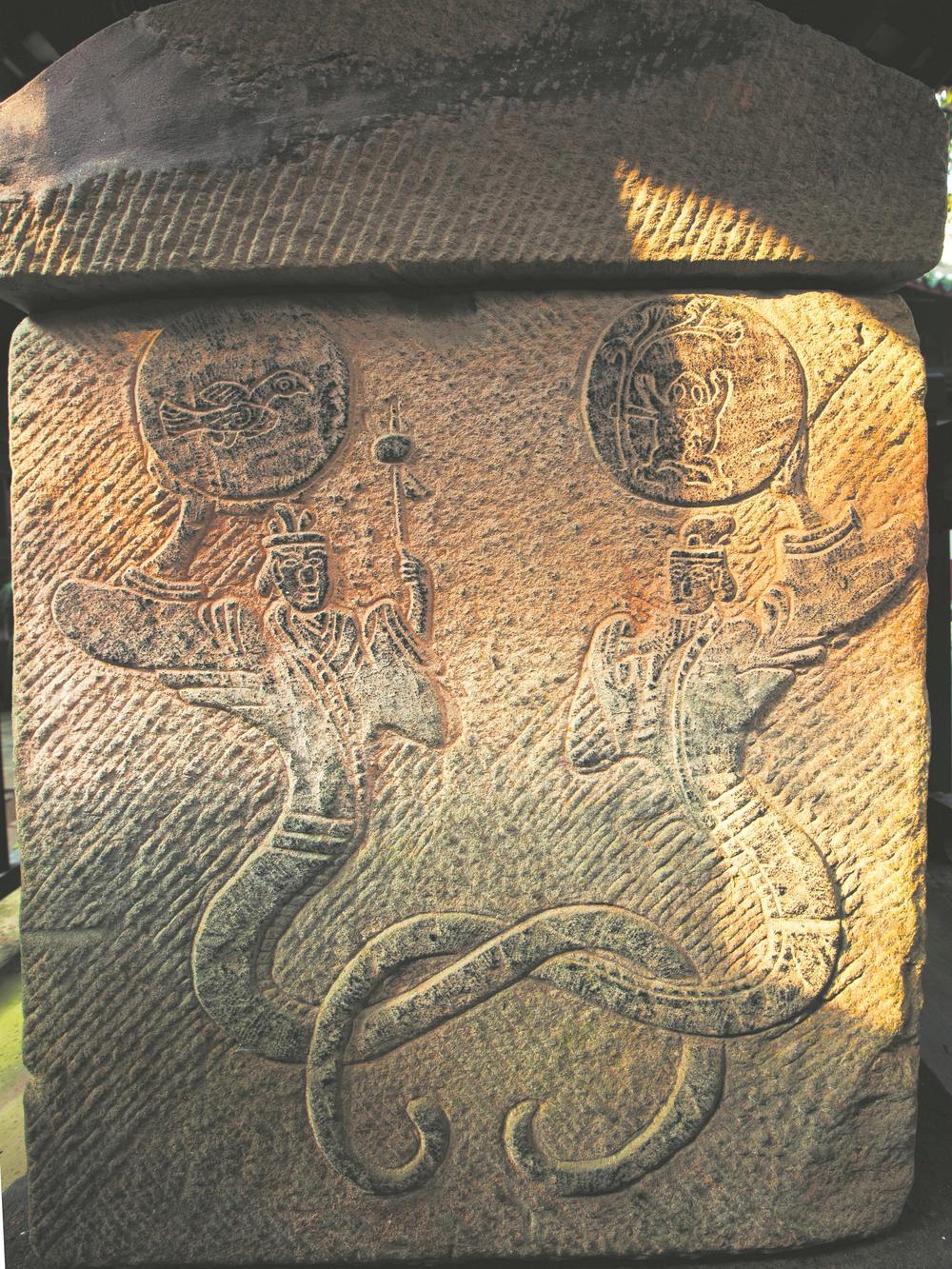 麻浩崖墓的汉代石棺上，人首蛇身的伏羲、女娲形象。高泓 摄