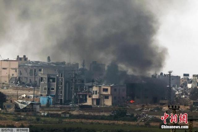 贵寓图:2023年10月,新一轮巴以冲突爆发。图为2023年12月27日,以色列南部与加沙限制隔壁浓烟滔滔。