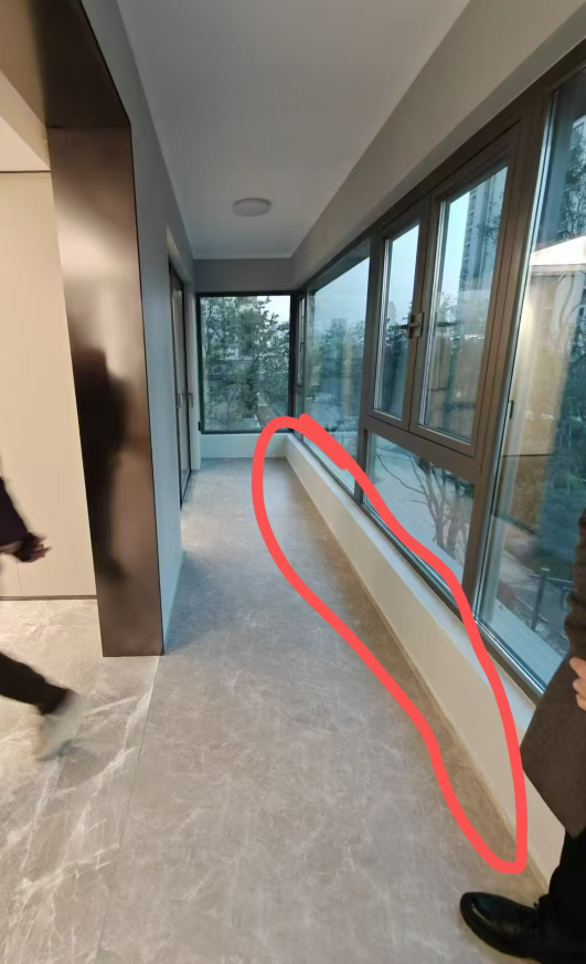 阳台玻璃底部有一段几十厘米的反坎