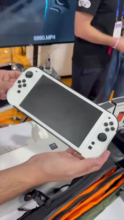 被扒的底裤都不剩!配件商展示Switch2样机|switch_新浪新闻