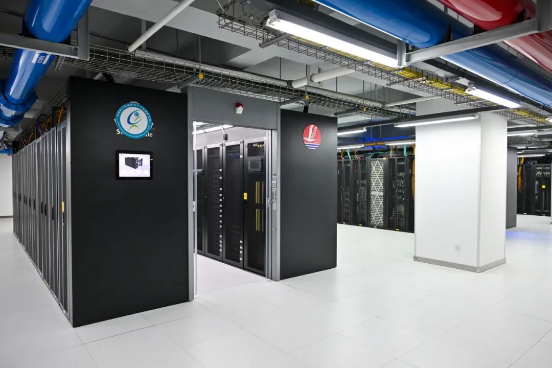 2024年9月，全球首个多模态地理科学大模型“坤元”发布，图为“坤元”运行机房。新华社记者 李鑫 摄