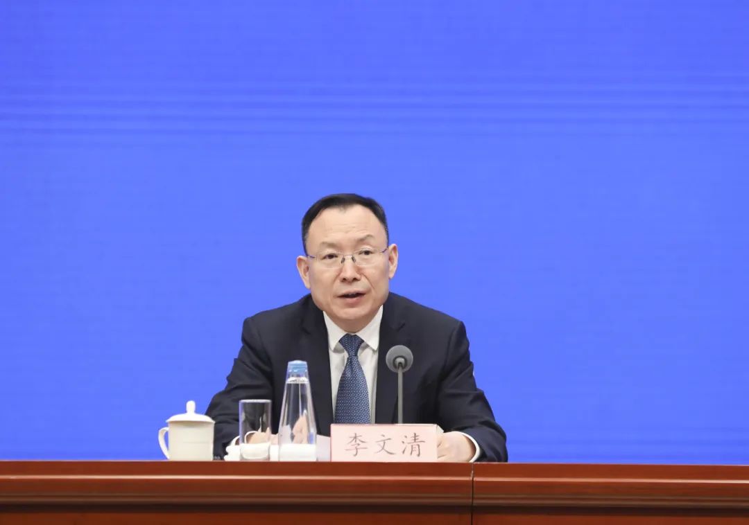 四川省副省长李文清回复记者提问.李文科 摄