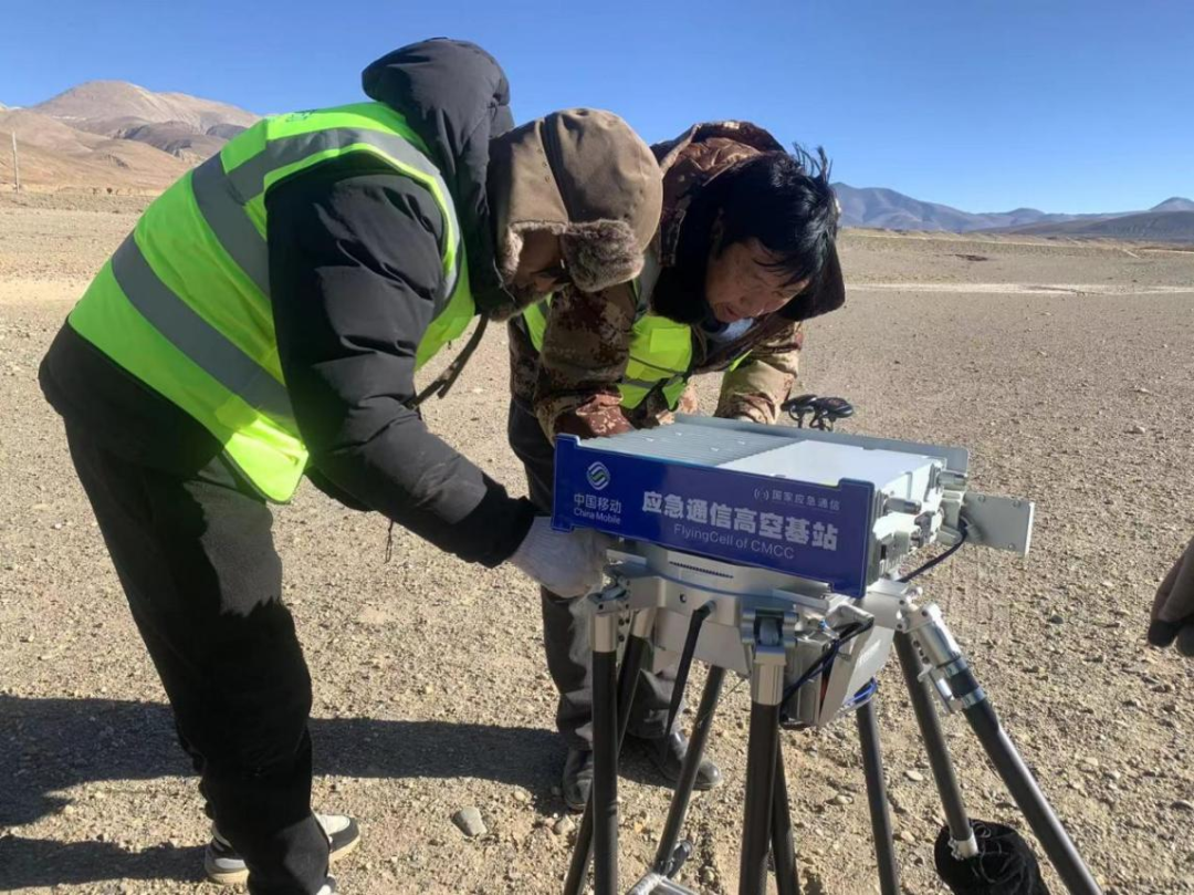 中国移动工作人员在做无人机起飞前调测