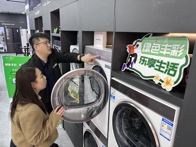 在红星好意思凯龙西四环店销售伙计向顾主先容相干商品。刘平摄