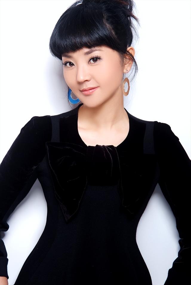 方琼不姓方？28岁闪婚高官，婚后长年分居，如今50岁身材好似少女|方琼_新浪财经_新浪网