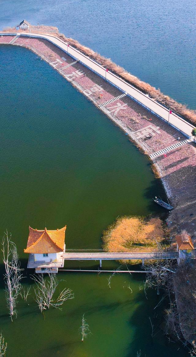 1月5日,郑州市新密市的云岩宫水库,充满了浪漫的氛围,在蓝天白云下的