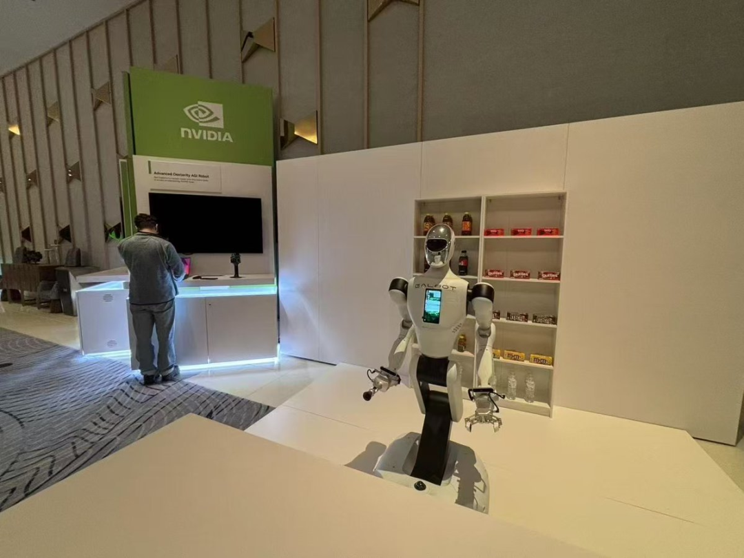 图丨 Galbot 在 CES 2025（来源：X）