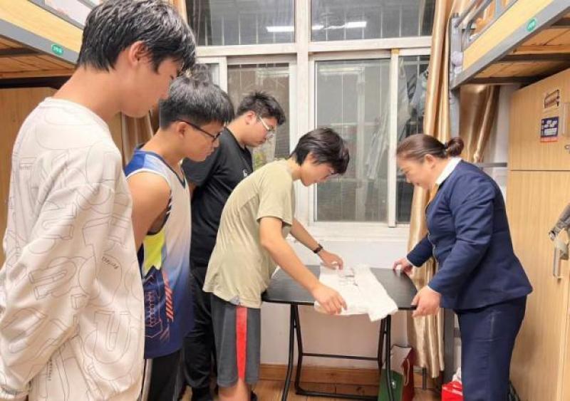 宿管阿姨有资格翻寝室吗