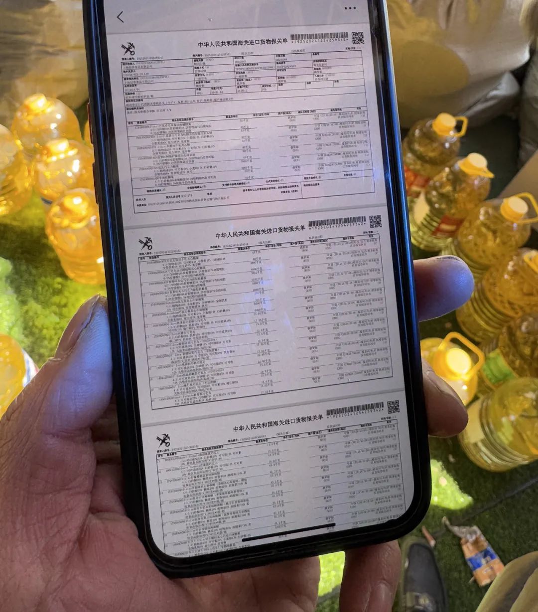 图为厚爱东谈主出示的洋货色报关单。孙婉秋摄