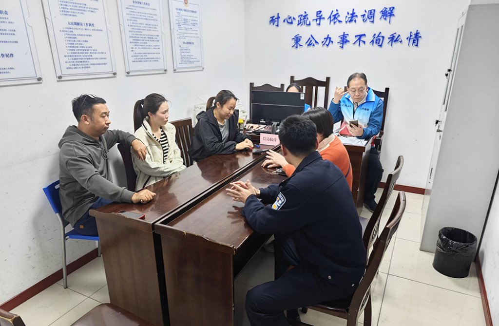 浦东公安分局花木派出所民警在三所联动调解室内调解邻里纠纷