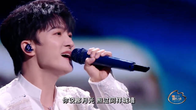 好听!周深在微博之夜演唱浮光|周深|微博之夜_新浪新闻