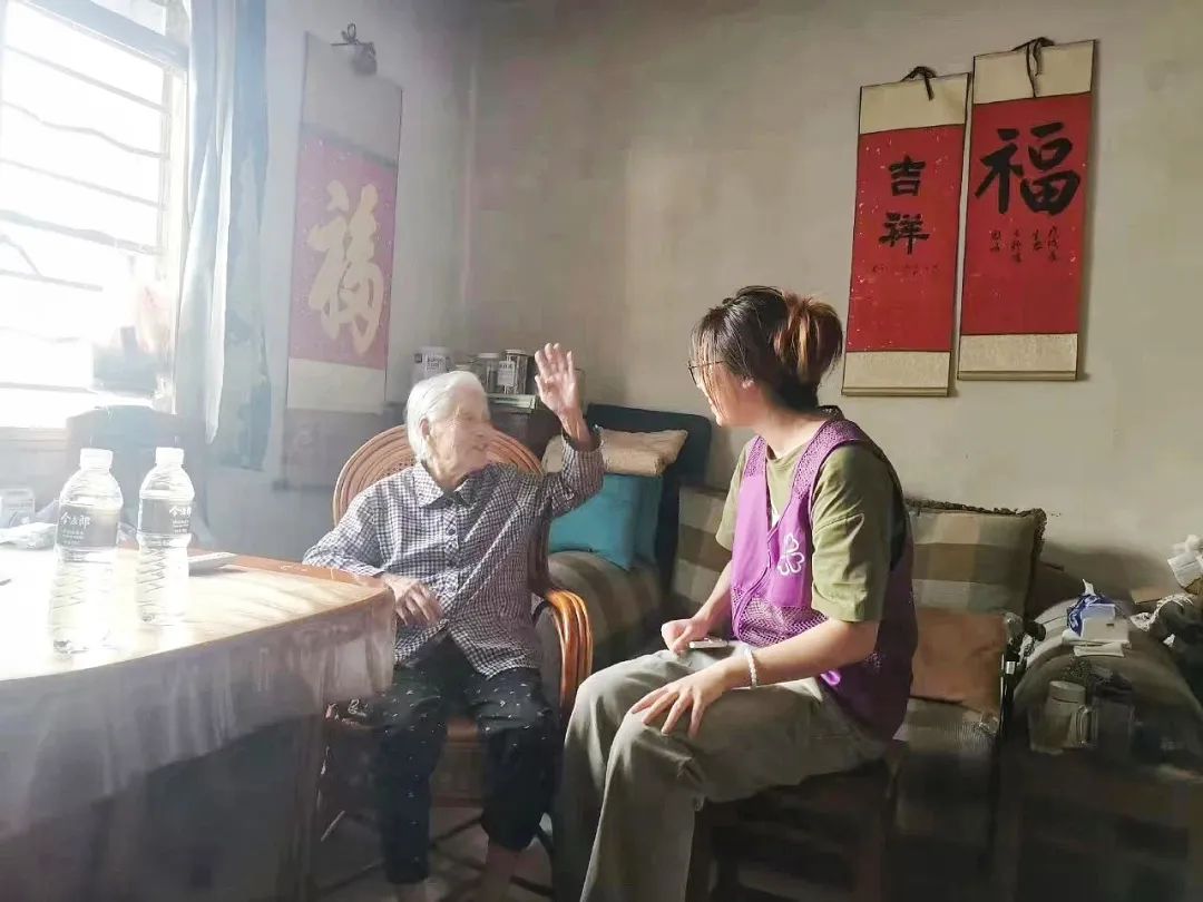 2024年中秋节，侵华日军南京大屠杀遇难同胞纪念馆工作人员和志愿者上门慰问老人