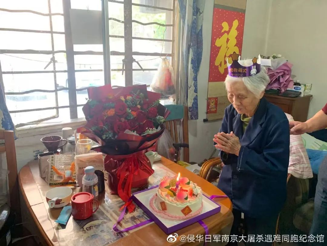 2022年，侵华日军南京大屠杀遇难同胞纪念馆工作人员为老人庆祝生日