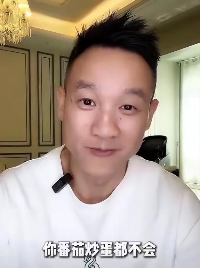 杨威15岁儿子杨阳洋港漂读书,杨云感慨生活成本高,房租每月三万|香港_新浪财经_新浪网