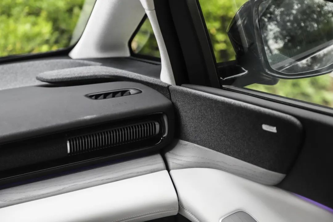 出风口的金属隔网很少见，同事怀疑冬天热风长时间吹后会烫到手，这只能让车主来回答了，至少现在开冷风时是凉手的。