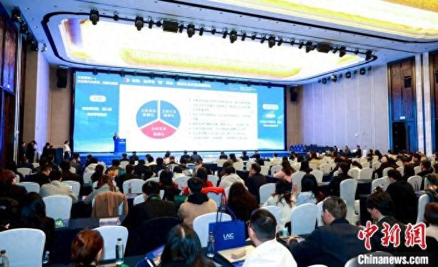 第七届“中国法研杯”司法人工智能挑战赛颁奖典礼暨数智司法创新峰会在厦门举办。 陈理杰摄