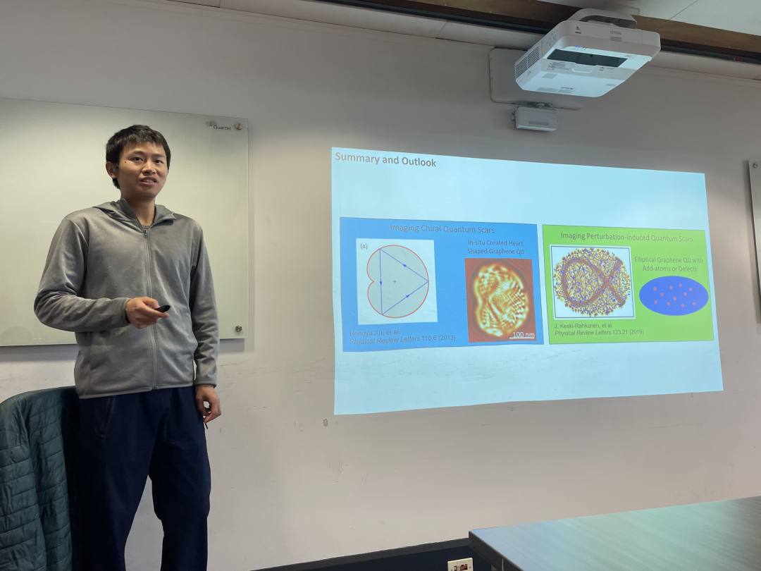 图 | 葛哲浩在美国加州大学伯克利分校介绍量子疤痕态的成果（来源：葛哲浩）