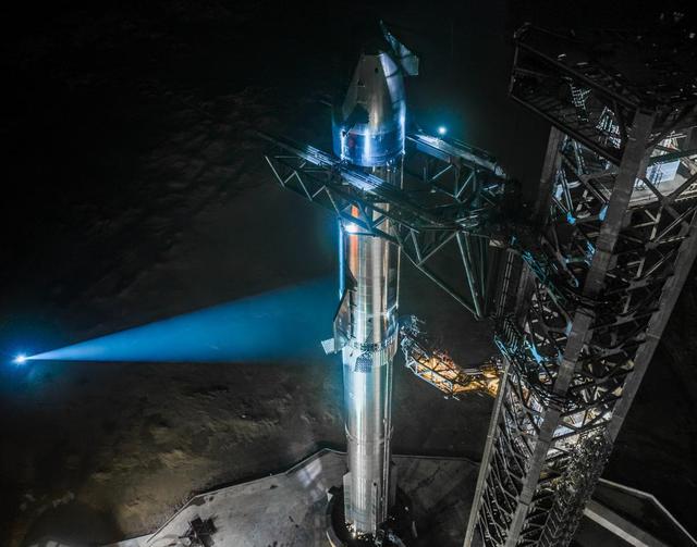 (行将试飞的星舰组合体,来源:SpaceX)