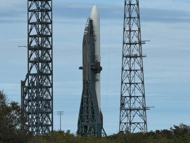 图丨首架“新格伦”号火箭升入发射台，等待进行 NG-1 测试飞行（来源：AmericaSpace）