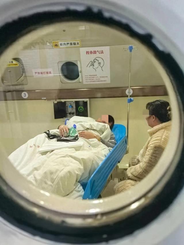 患者在高压氧舱内接受治疗