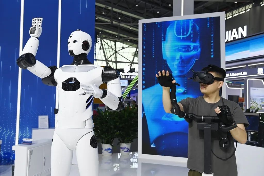 2023年9月20日，2023世界制造业大会在安徽省合肥市启幕，参观者体验智能抓取机器人。IC Photo