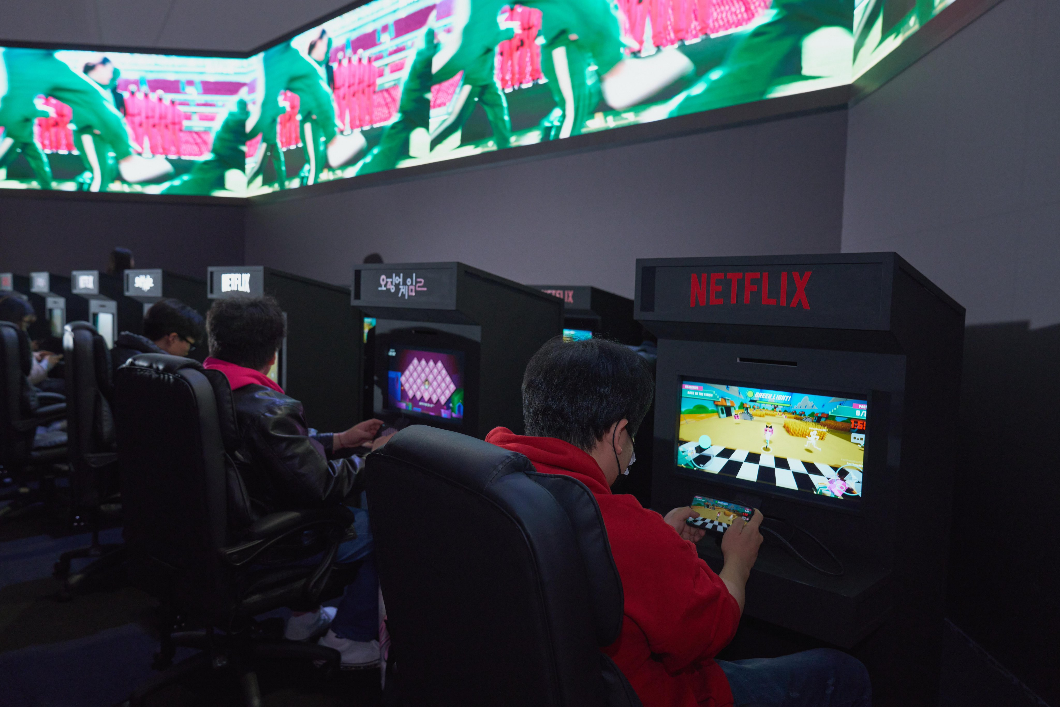 《鱿鱼游戏2》在韩国首映场上的游戏体验区