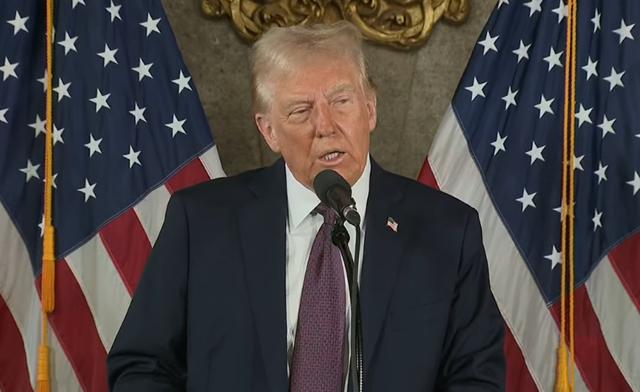 当地时间1月7日，特朗普在海湖庄园发表讲话。视频截图