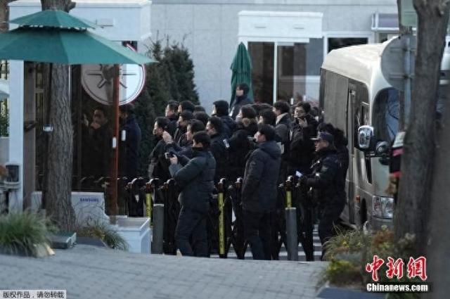 当地技巧1月3日早上,韩国高等公职东谈主员坐法访问处访问东谈主员已干与总统官邸。图为现场画面。