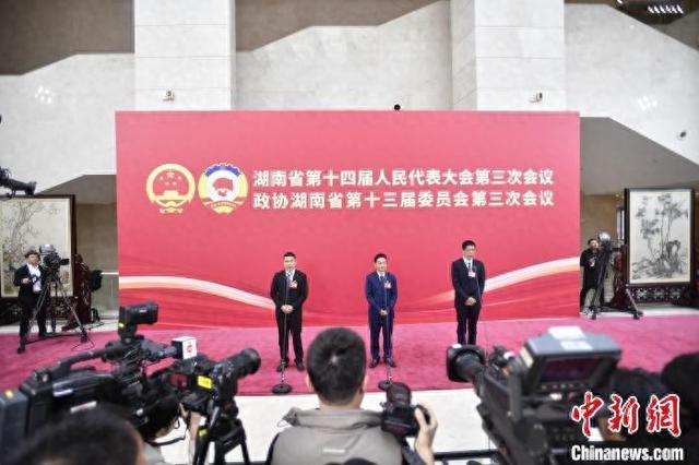 2025年湖南两会首场“代表通道”。 辜鹏博 摄
