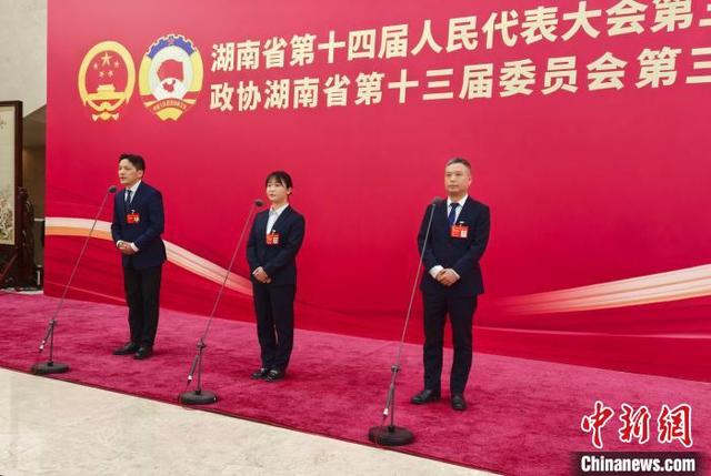 2025年湖南两会首场“代表通道”。 张雪盈 摄