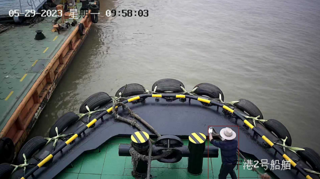 工作人员是否穿着救生衣识别