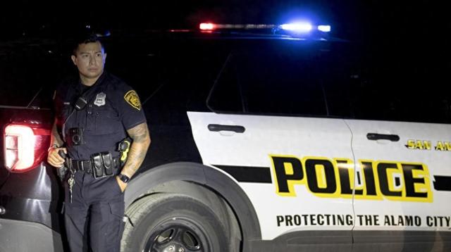 2022年6月27日，警察在美国得克萨斯州圣安东尼奥移民死亡事件现场警戒。新华社发（尼克·瓦格纳摄）