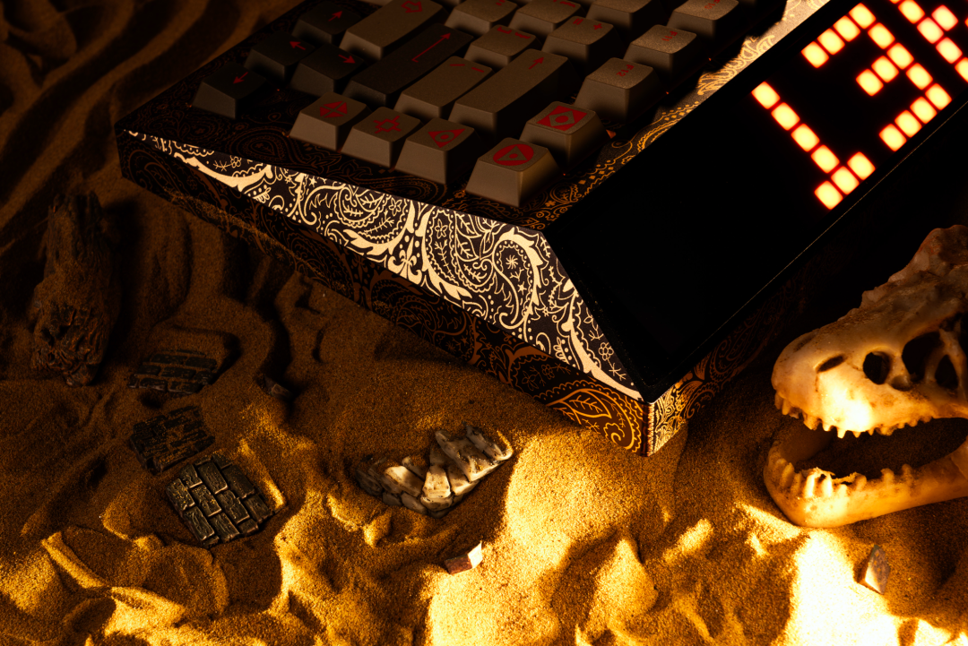 怒喵发布的以「腰果花」为主题的 CYBERBOARD R4 键盘图片来源：怒喵科技