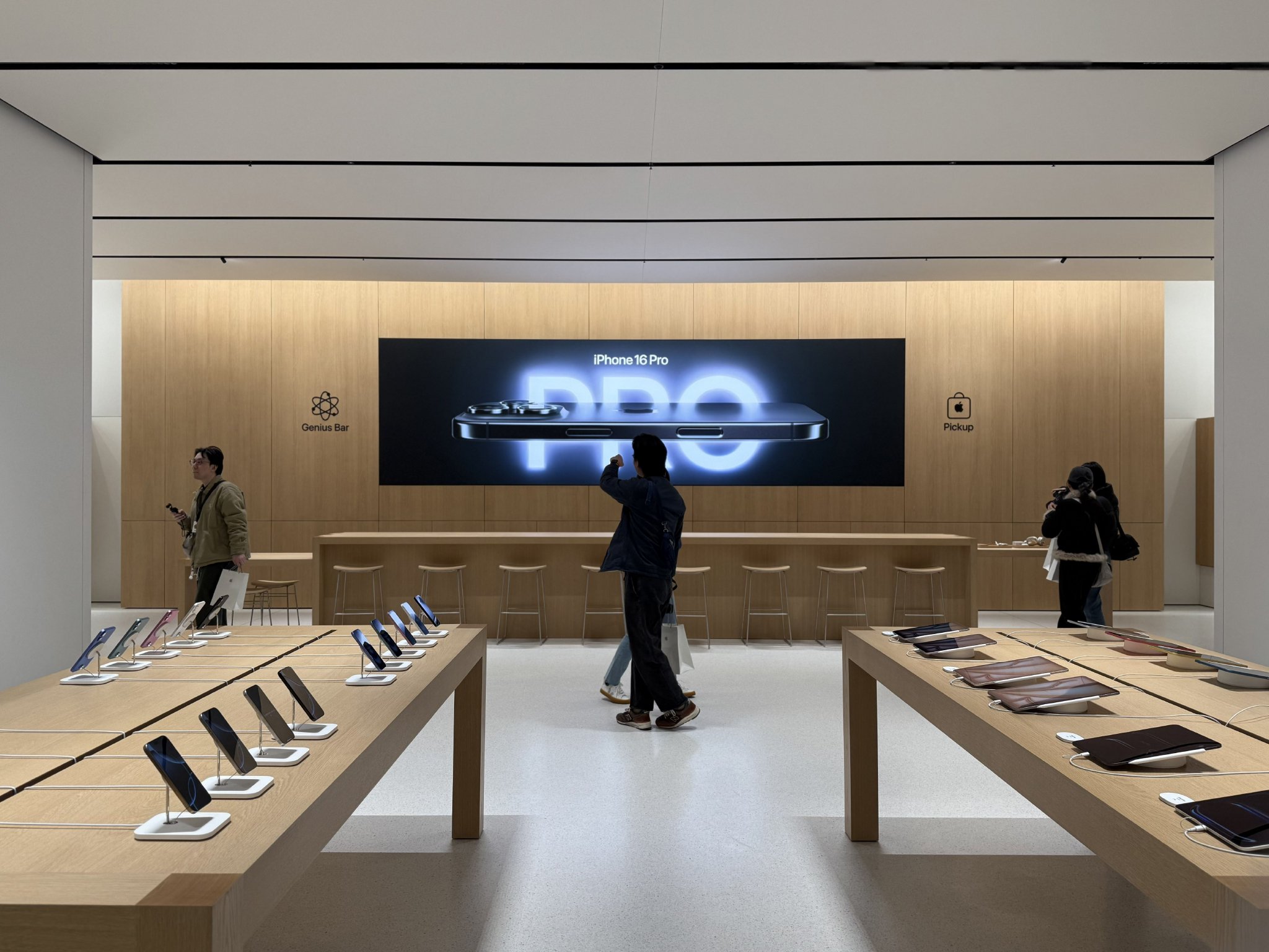 苹果在中国又开一店，2025年还得卖更多iPhone才行